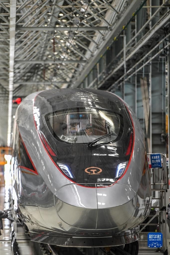 2021年6月15日在中车长客高速动车组制造中心拍摄的复兴号智能动车组。新华社记者 张楠 摄