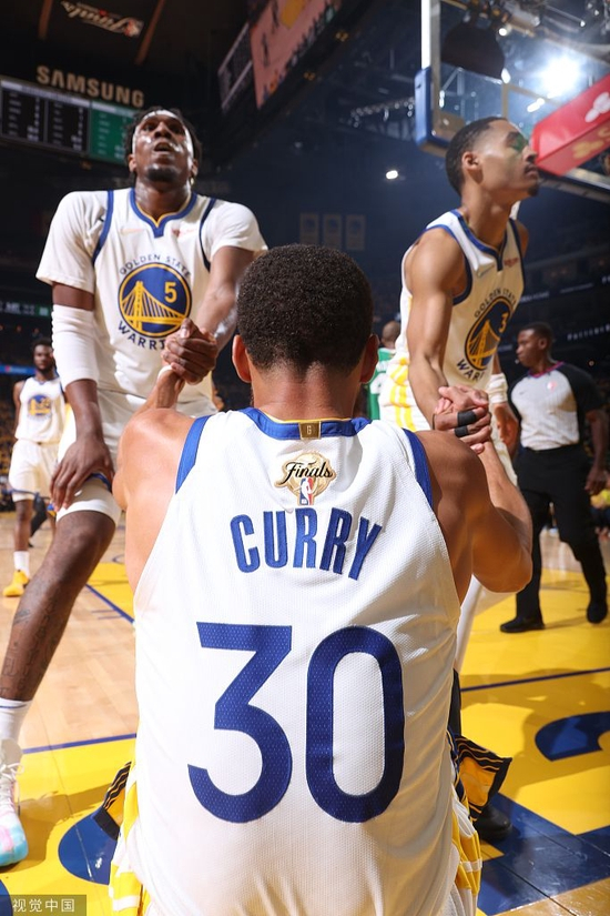 　队友拉起库里。