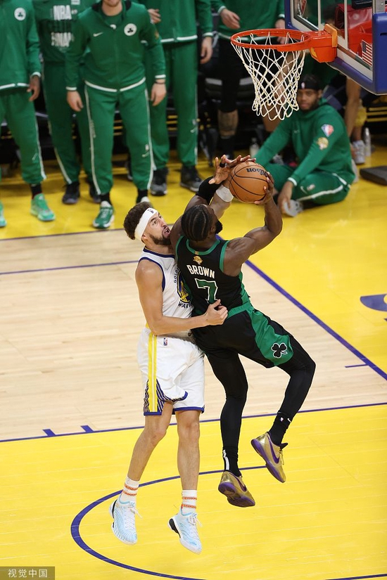  汤普森（左）阻挡布朗突破。