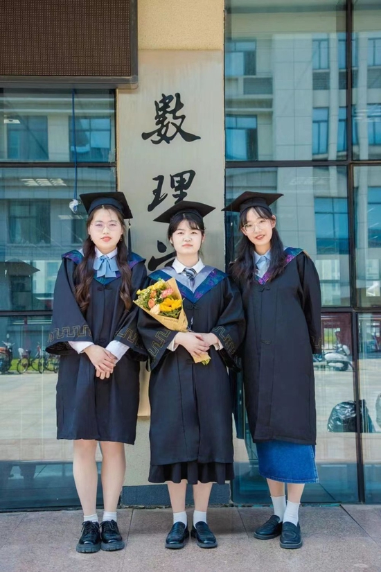 蒋文怡（右一）毕业之前在学校与同学合影。（受访者供图）