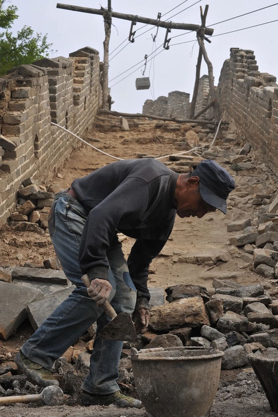 　2017年5月3日中午，箭扣长城修缮工程工地，工人正在施工。