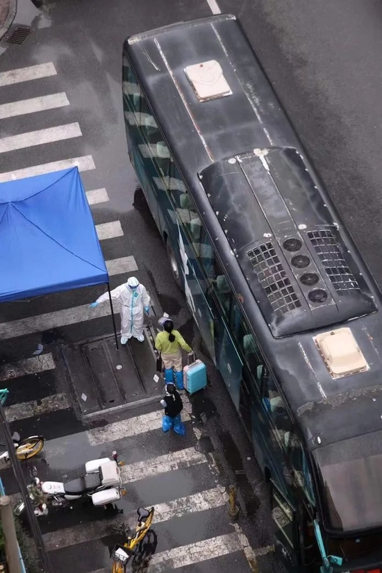 市民搭乘转运大巴&nbsp;&nbsp;摄影：何玉帅