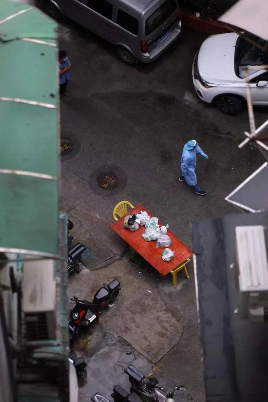  封控小区，居民物资统一放在固定取货点。摄影：何玉帅