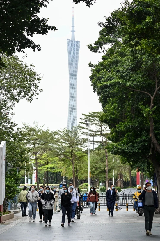 12月1日，广东省广州市，外出的市民。
