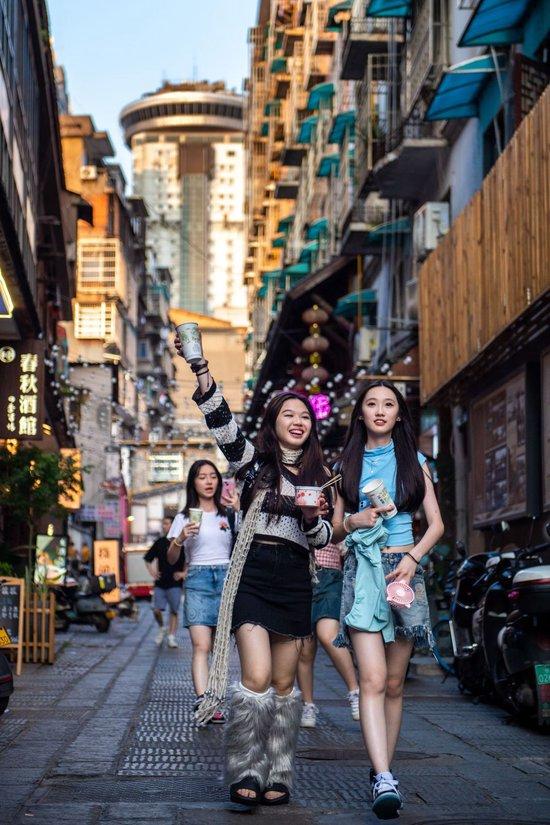  游客在长沙市天心区太平老街游玩（6月7日摄）。新华社记者 陈思汗 摄