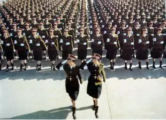 国庆三十五周年阅兵上穿85式军服的女兵方队。