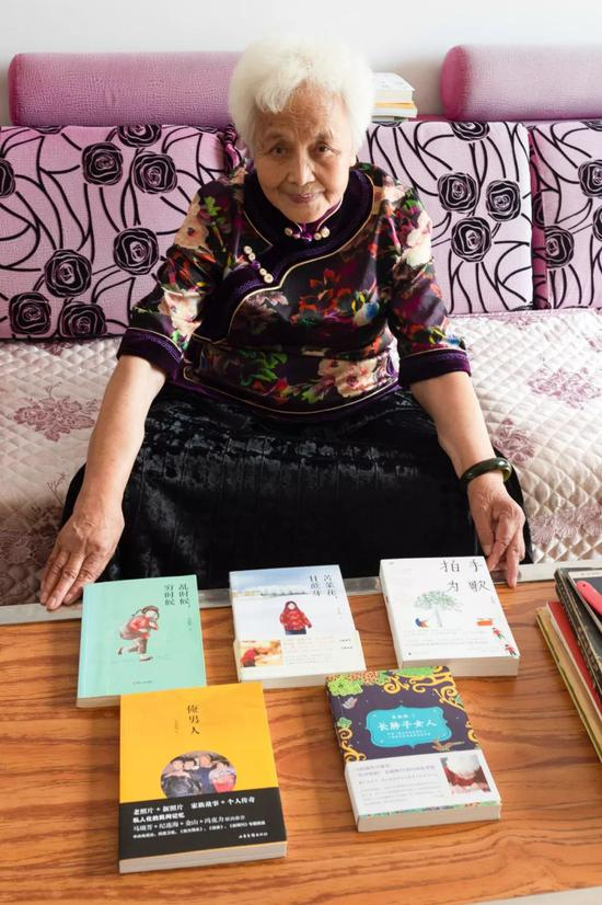 在黑龙江省绥化市北林区的家中，姜淑梅老人在展示她已经出版的5本书（9月12日摄）。新华社发 （谢剑飞 摄）