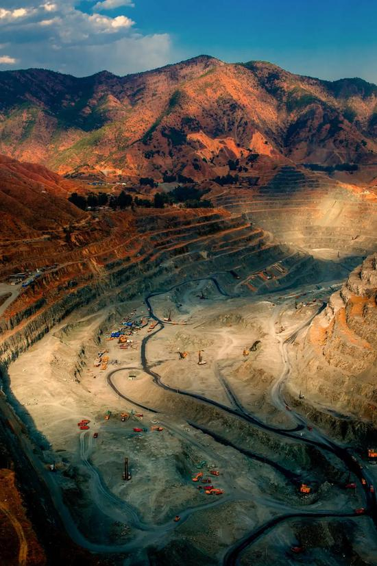  ▲ 攀枝花铁矿。攀枝花即是典型的移民城市，至今还有很多人带着东北口音。供图/攀枝花市委宣传部