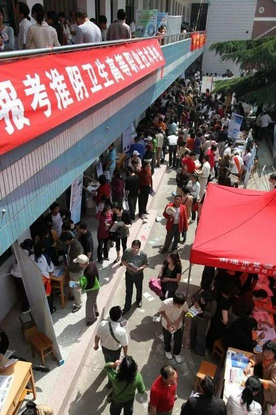 南通市中等学校咨询会上,中专学校的摊位亦有不少人前来咨询。(来源:图虫创意)