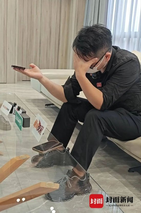  韦先生正在和母亲通话