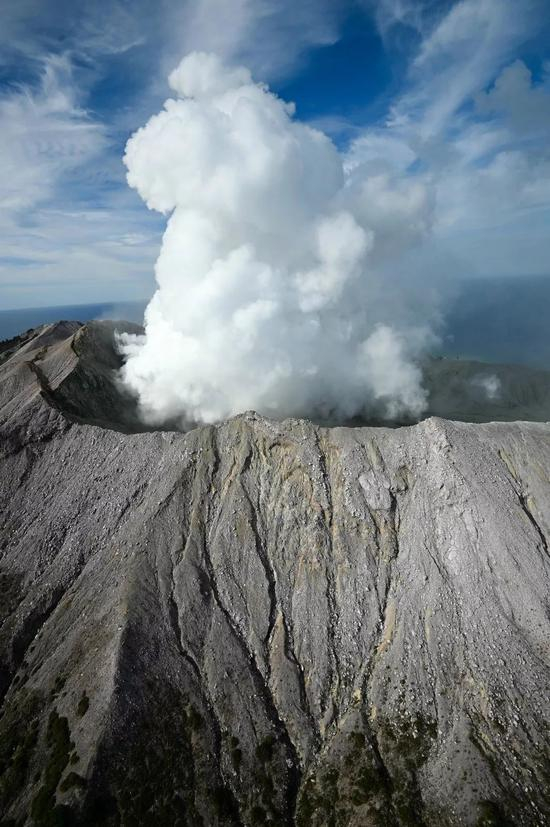  这是12月9日新西兰怀特岛火山喷发后航拍的怀特岛局部地貌。新华社发（《新西兰先驱报》供图，乔治·诺瓦克 摄）
