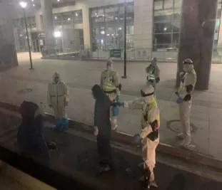  司机在进行消毒。（作者供图）