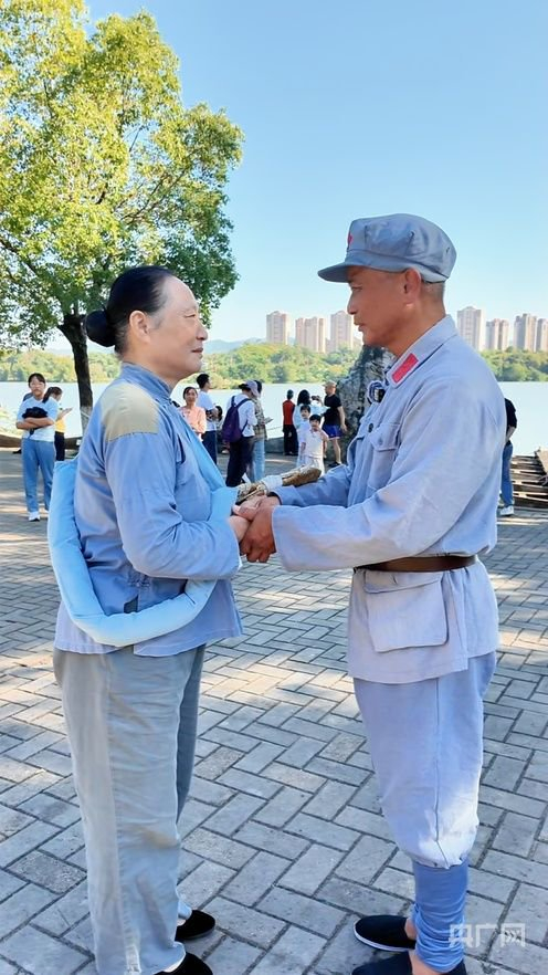 曹洪勇（右一）参与红色情景剧《告别》排练演出（央广网发&nbsp;郭诗雨&nbsp;摄）