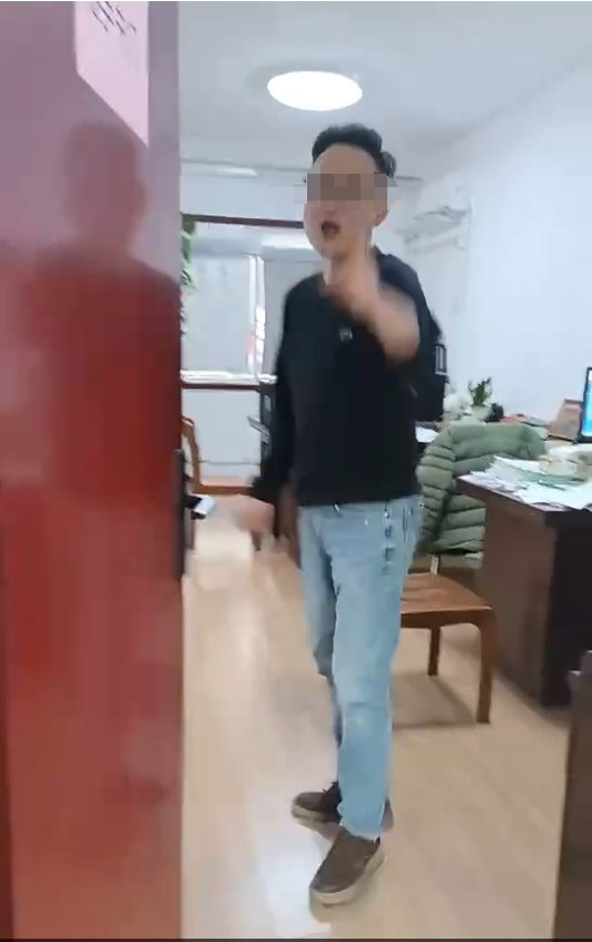  第二名工作人员表示女子因存在违建，没有举报资格 （视频截图）