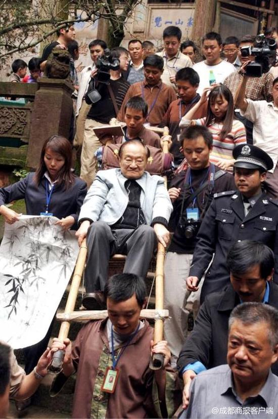 ↑2004年，金庸坐滑竿游青城山 成都商报摄影记者迟阿娟