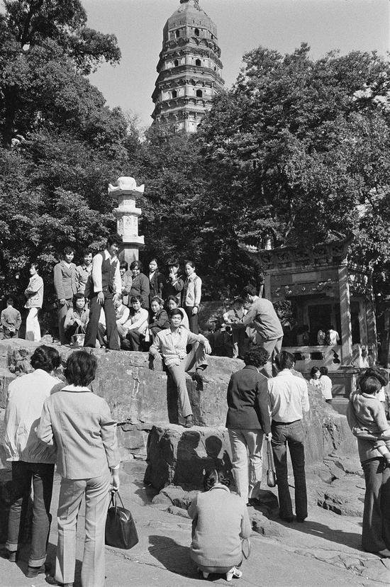△ 1984年，苏州，虎丘塔前，游客争相拍照留影。