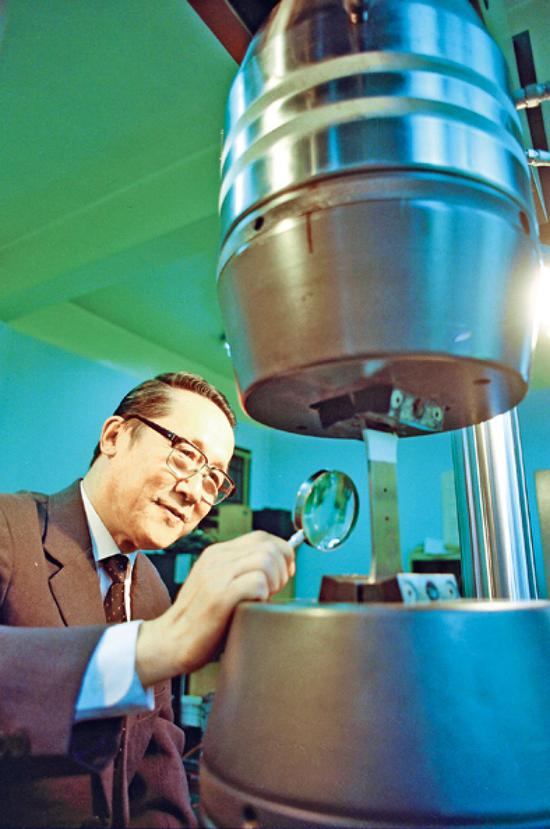 ▲1982年，高镇同观察试件疲劳裂纹扩展过程。 北航宣传部供图