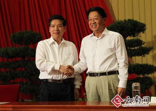 　秦光荣（左）和白恩培