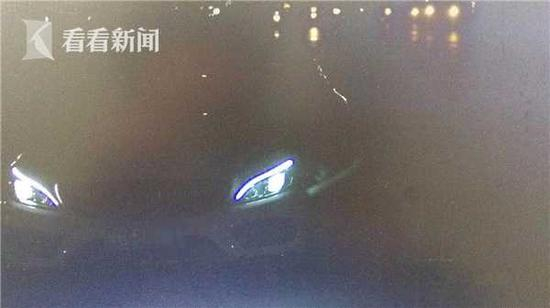 失控的奔驰车还在狂奔。