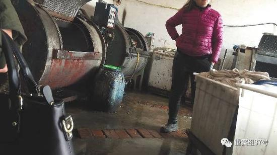 　　▲3月1日，河北省清河县峨二庄村，藏身民宅里的一家“洗衣坊”。左边铁质圆筒状机器就是“洗衣机”，地上塑料桶内装的柔软剂。