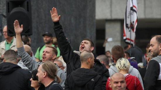 （游行队伍中出现的“希特勒”经典手势）