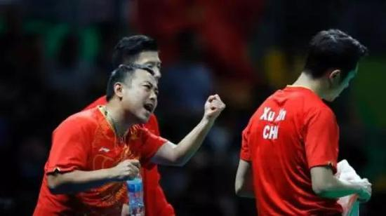 　　2016里约奥运男子乒乓球团体赛决赛举行，许昕迎战日本队员水谷隼。图为刘国梁（左）场边指导许昕。（中新网记者盛佳鹏 摄）