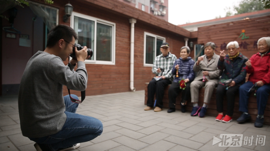（图：葛亮为老人拍照）