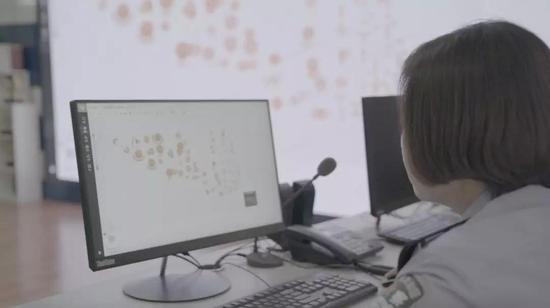 某省警务人员使用智子大数据智能应用系统的场景。