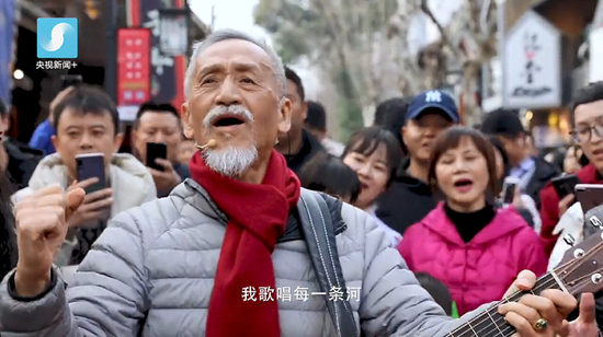 台湾音乐人陈彼得演唱《我和我的祖国》。吕岱恩网络截图