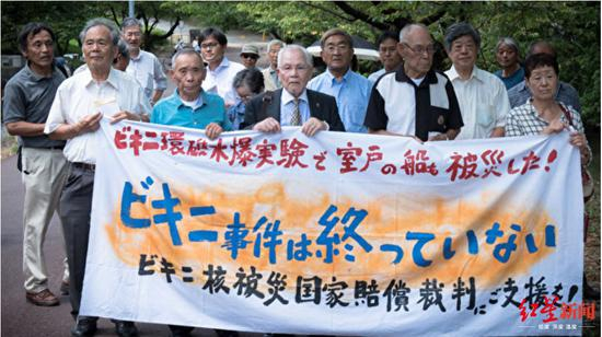 ⬆&nbsp;把日本政府告上法庭的前船员及支持者，中间穿黑色西装的就是增本和马。图据雅虎日语新闻特辑