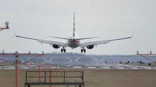 美国航空公司的一架波音737 MAX 8型飞机