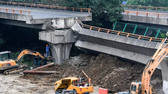 救援人员正在清理现场 |&nbsp;网络图片
