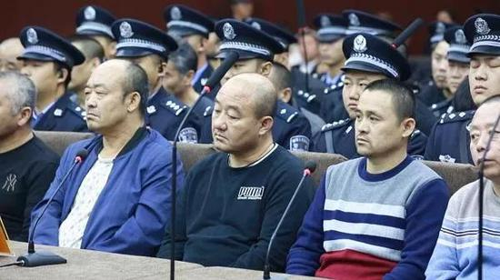  居中者为张永福