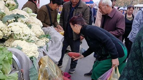 赵作海和李素兰在买菜