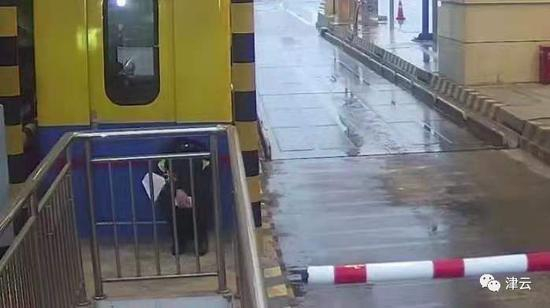  王颖瘫坐在岗亭门后委屈地抹眼泪