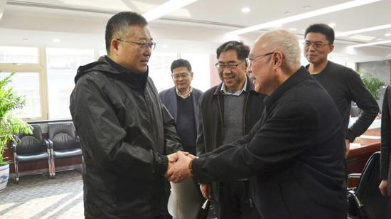 　　国机集团董事长、党委书记张晓仑在看望全国勘察设计大师、国机精神楷模、中国中元顾问总建筑师黄锡璆博士。