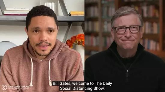 ·盖茨（右）和崔娃连线。