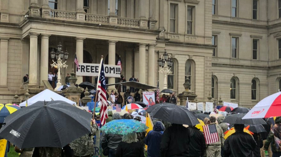  美国密歇根州示威者持枪进入议会大厦抗议。（图源：推特）