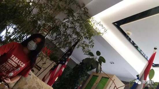 中国云铜露出水面的关键人物李鑫的秘书，是一名年轻女子，她除应接及泡茶外，基本不言语。其身后中、美国旗处，是一个2米高的密码保险柜。不过该公司中国区的那位负责人称，里面放的不是黄金，因为黄金不值钱，放的是票据，一张票据可能比很多黄金都更值价。&nbsp;《等深线》记者&nbsp;程维 &nbsp;摄影