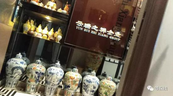 中国云铜驻昆明代表处的办公室，同时也是云南云瑞之祥广告文化公司的工商注册地。踏进该代表处大门，正对大门的玄关墙壁上，镶嵌的着“云瑞之祥企业”字样，英文翻译成了“GROUP”（记者注：集团）。玄关通道两侧，摆满了图中下方的精美陶瓷坛子。&nbsp;&nbsp;《等深线》记者&nbsp;程维 &nbsp;摄影