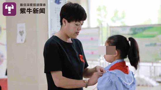 刘丽萍在照顾学校里的孩子