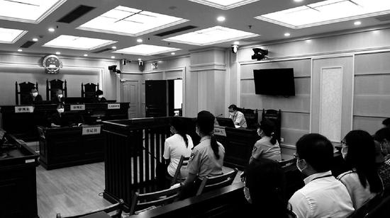 2020年9月16日，顾松松挪用公款案在静安区人民法院公开开庭审理，区属国有企业财务人员旁听此案。图为庭审现场。仇江涛 摄