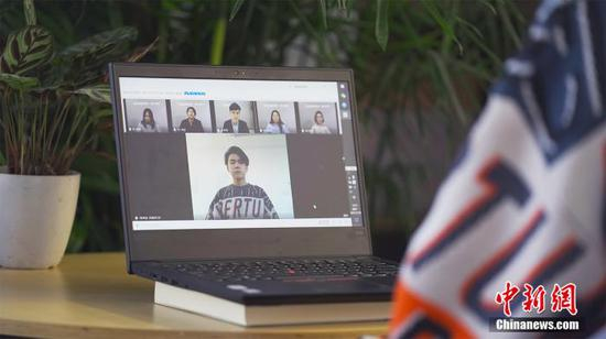 资料图：考生在线参加模拟面试。供图