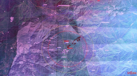  ↑11月21日，哀牢山等高线图，失联人员遗留痕迹发现点标注为绿色、紫色。来源：镇沅县委宣传部