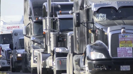 ·行进中的“自由车队”。