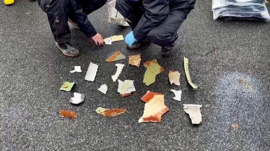 (视频截图)3月23日,广西藤县,救援人员共搜寻区域面积4.6万平方米,发现有部分飞机残骸,已移交调查工作组。图/CCTV