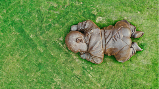 蔡家坡村田地中摆放着关中忙罢艺术节作品“大地之子”。（祁鹏玉 摄）