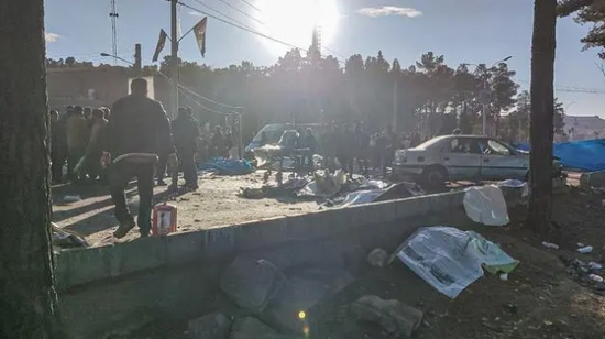 　·当地时间1月3日，伊朗克尔曼市发生连环爆炸事件。图为事发现场。