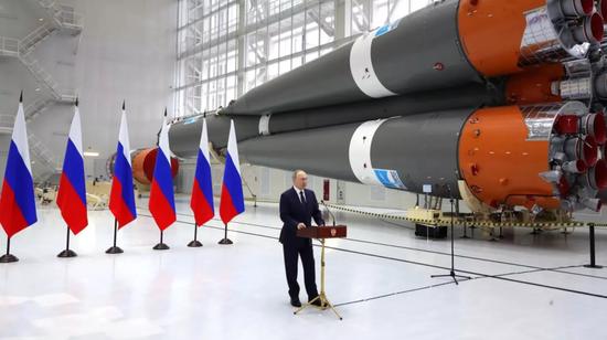 · 普京在东方航天发射场发表讲话。（图源：俄罗斯卫星通讯社）