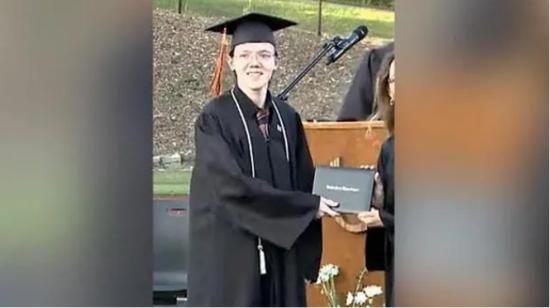  美媒发布的克鲁克斯在高中毕业典礼的照片